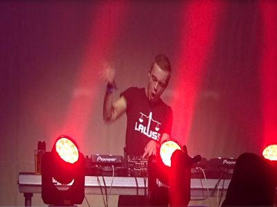 DJ les docent Code-e in actie tijdens festival Duitsland muziekschool Hidding.