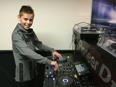 DJ les leren draaien en mixen bij muziekschool Hidding.