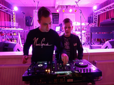 DJ leerling met leraar tijdens muziekfestival muziekschool Hidding.
