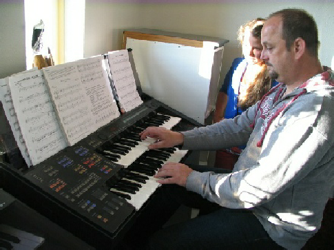 Orgel / keyboardles bij muziekschool Hidding Doorndistel 37 Klazienaveen Emmen tel 0591: - 317917