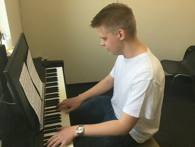 Door muzieknoten te lezen kan ik sneller piano spelen bij muziekschool Hidding.