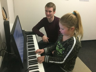 Pianolessen met een digitaal muziekboek bij muziekschool Hidding.